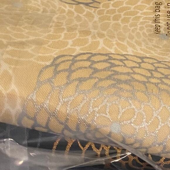 3 1-yard cuts of quality Quilting Fabric - Picture 5 of 6